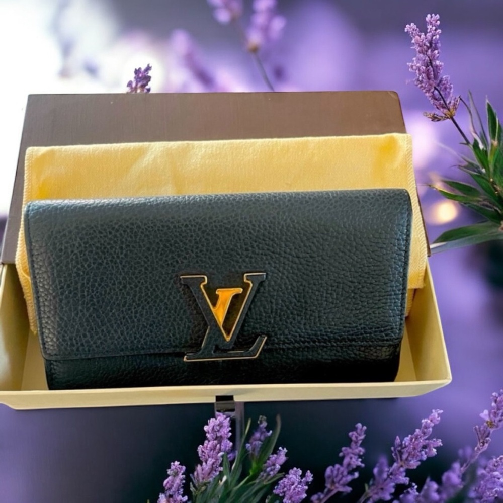 🔥 Louie Vuitton Capucines wallet. 
Authentic and Pristine condition.